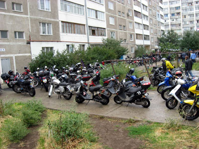 двор многоэтажки был заставлен мотоциклами