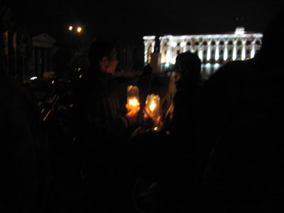В Симферополе свечи зажгли на главной площади города перед зданием крымского правительства